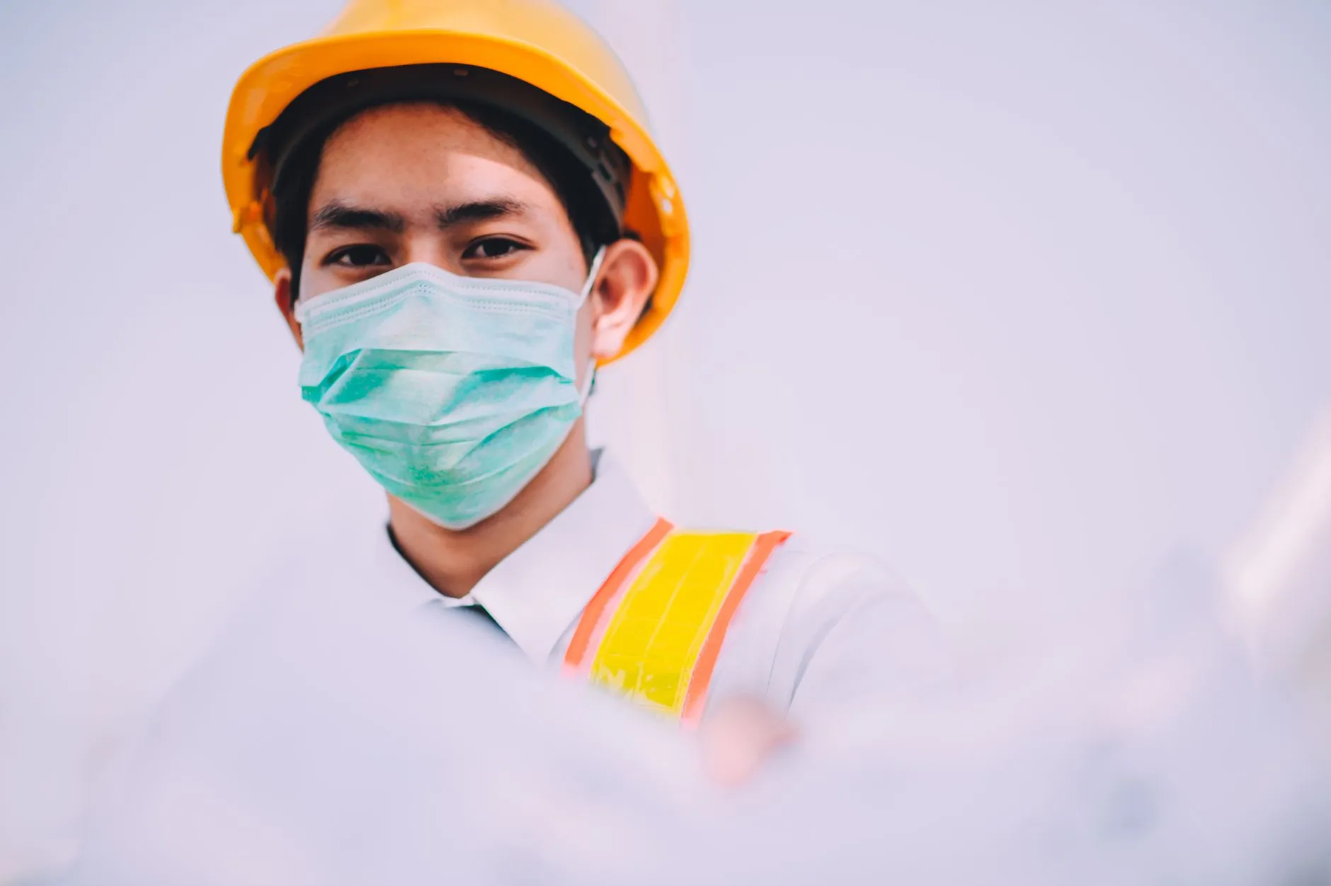 建筑工地安全帽与防护面罩搭配使用规范及常见误区解析正文配图 1