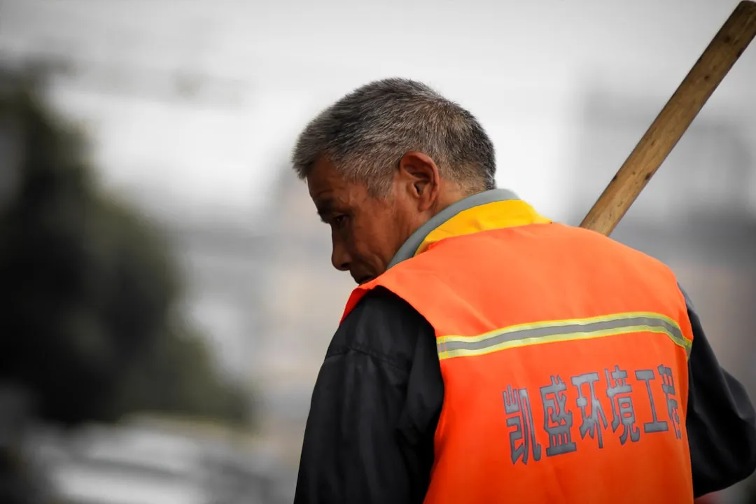 反光衣与安全帽的防护标准解析:建筑工地如何合规配备劳保用品正文配图 2